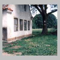 114-1006 Vier Klassenfenster der Wilkendorfer Schule im Jahre 1996.jpg